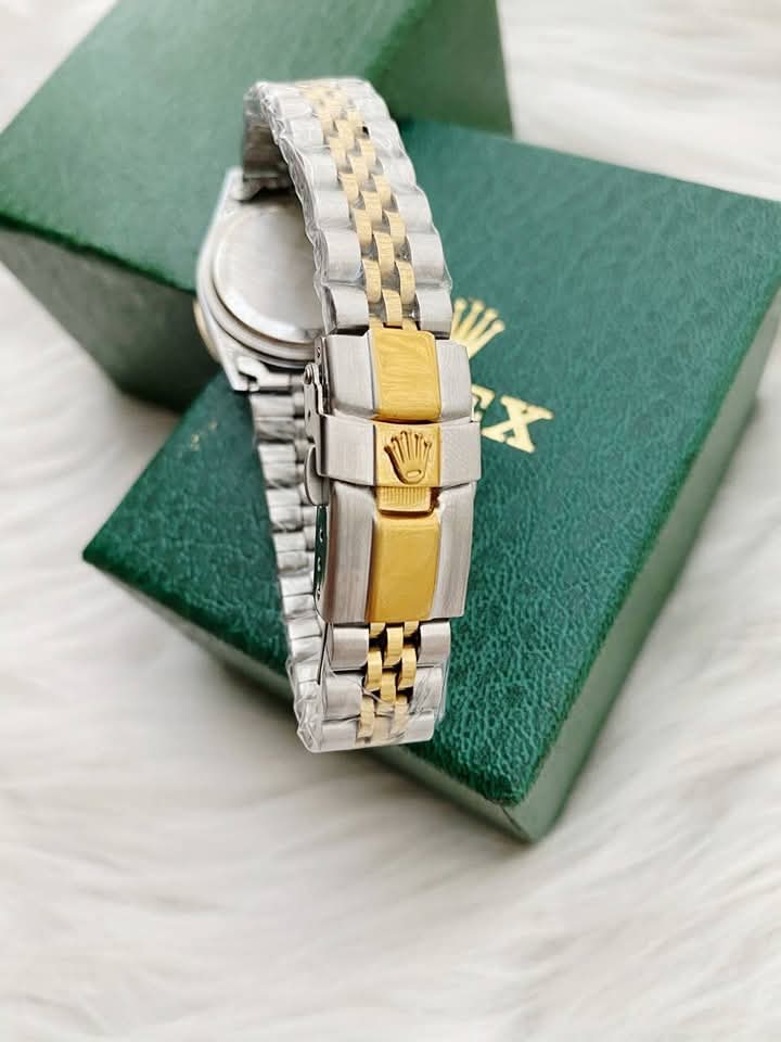 ساعة Rolex Lady-Datejust  شروط لون سيلفر_جولد ميناء سيلفر و اسود وجولد