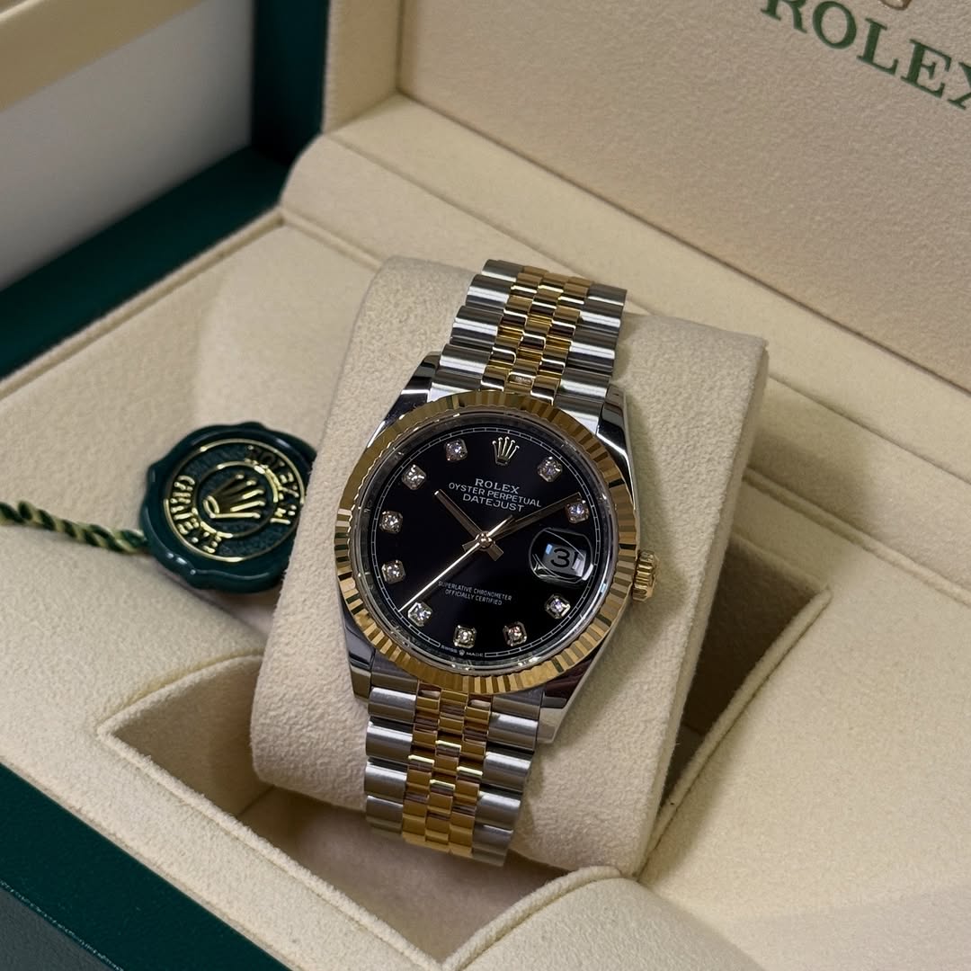 ساعة Rolex man-Datejust  اطار شروط ميناء فصوص  لون سيلفر_جولد ميناء اسود وميناء ابيض 