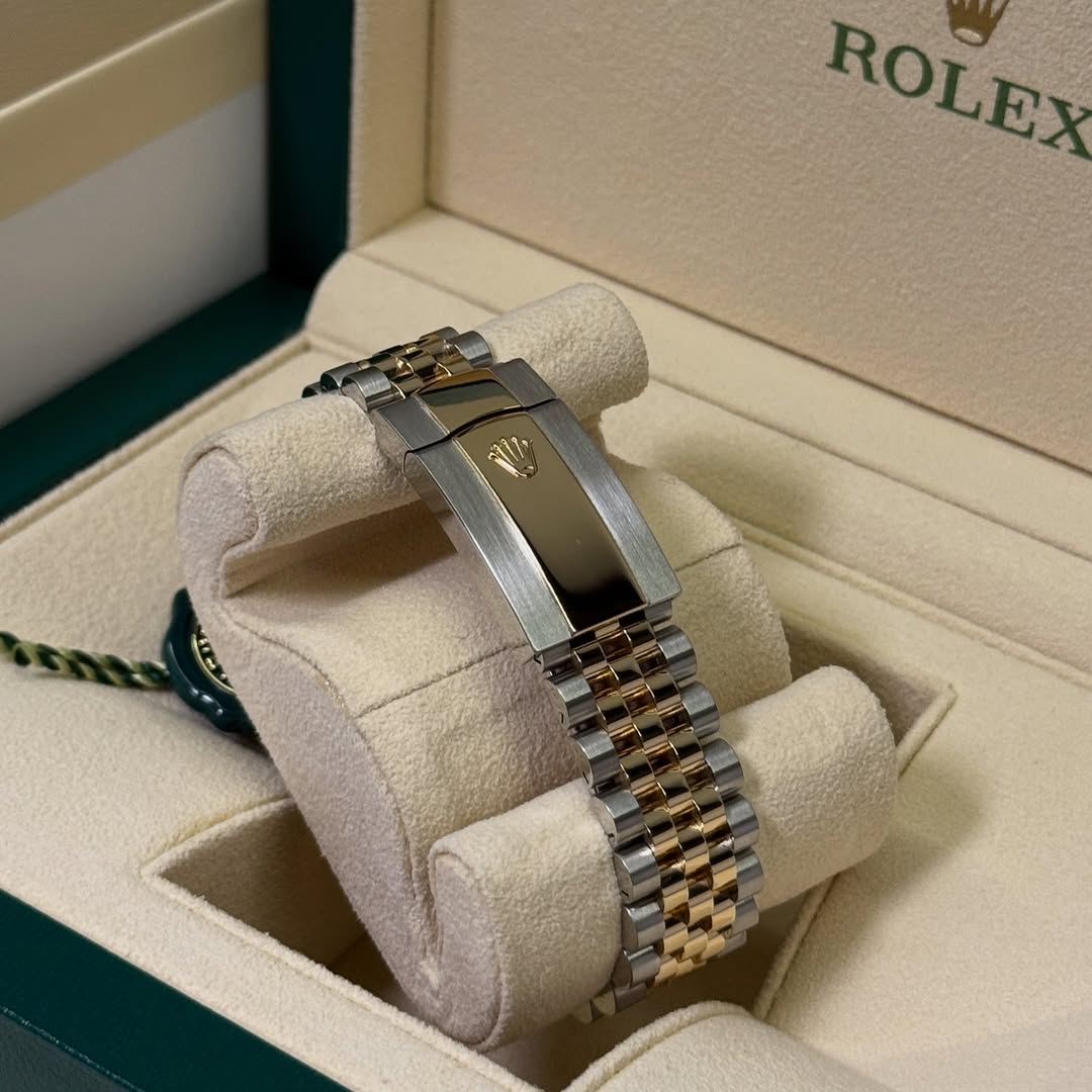 ساعة Rolex man-Datejust  اطار شروط ميناء فصوص  لون سيلفر_جولد ميناء اسود وميناء ابيض 