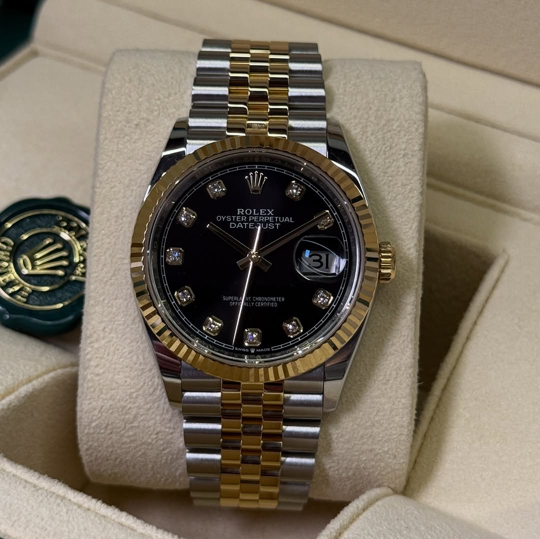 ساعة Rolex man-Datejust  اطار شروط ميناء فصوص  لون سيلفر_جولد ميناء اسود وميناء ابيض 