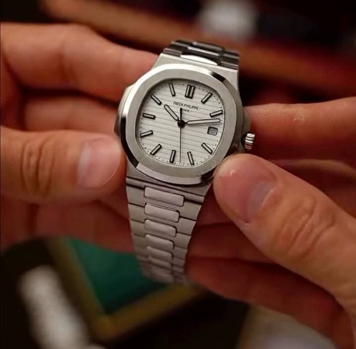 ساعة Patek Philippel – Exhibition Back Style لون سيلفر ميناء ابيض ظهر شفاف