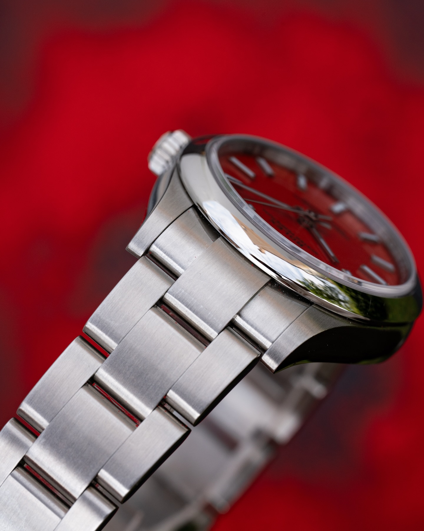 ساعة Rolex Classic لون احمر
