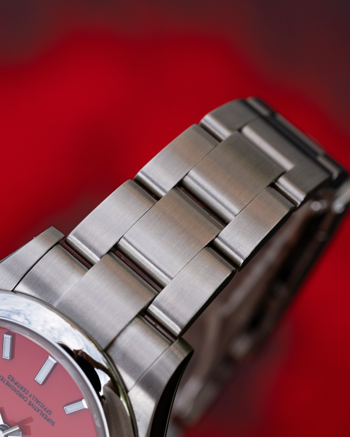 ساعة Rolex Classic لون احمر