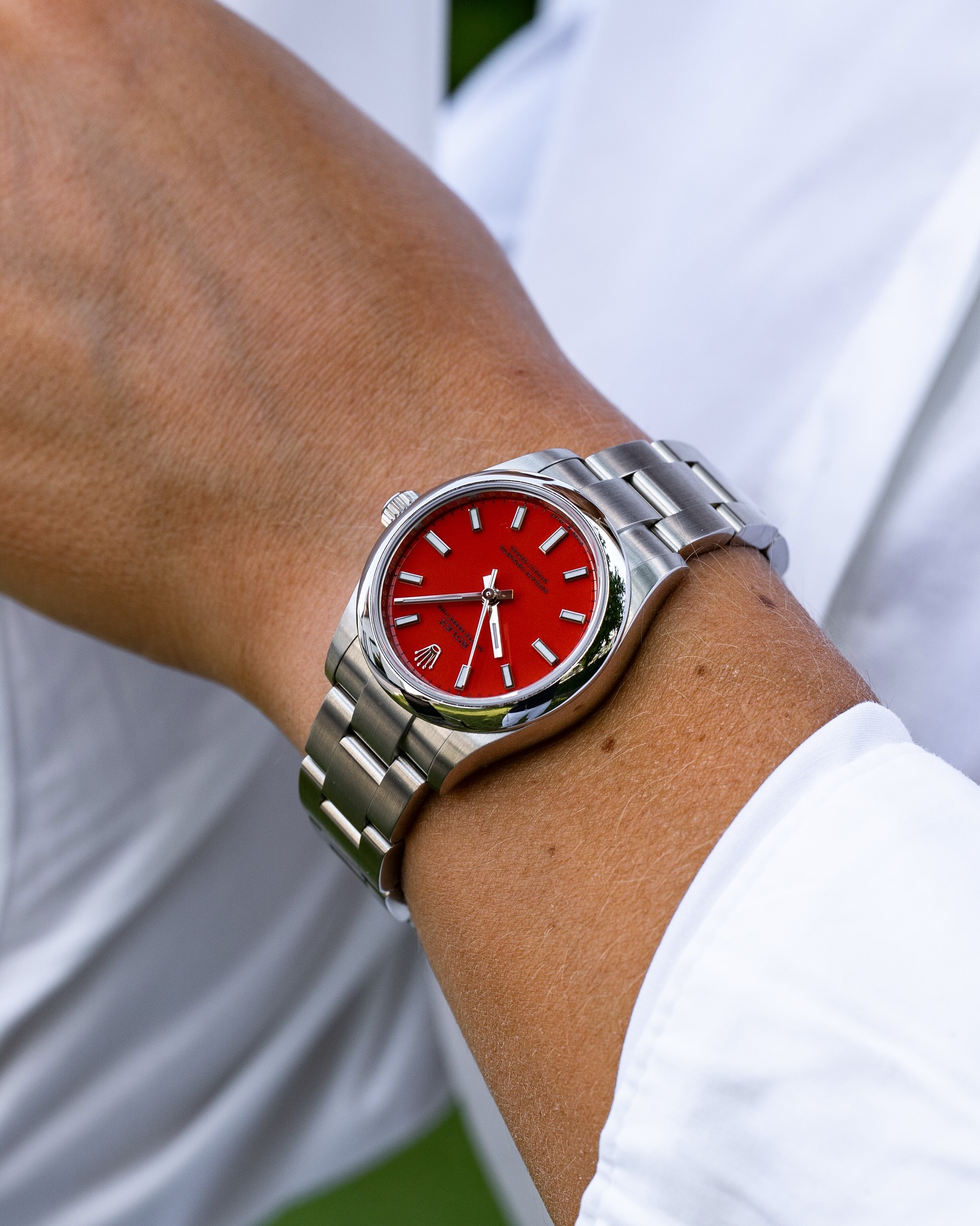 ساعة Rolex Classic لون احمر