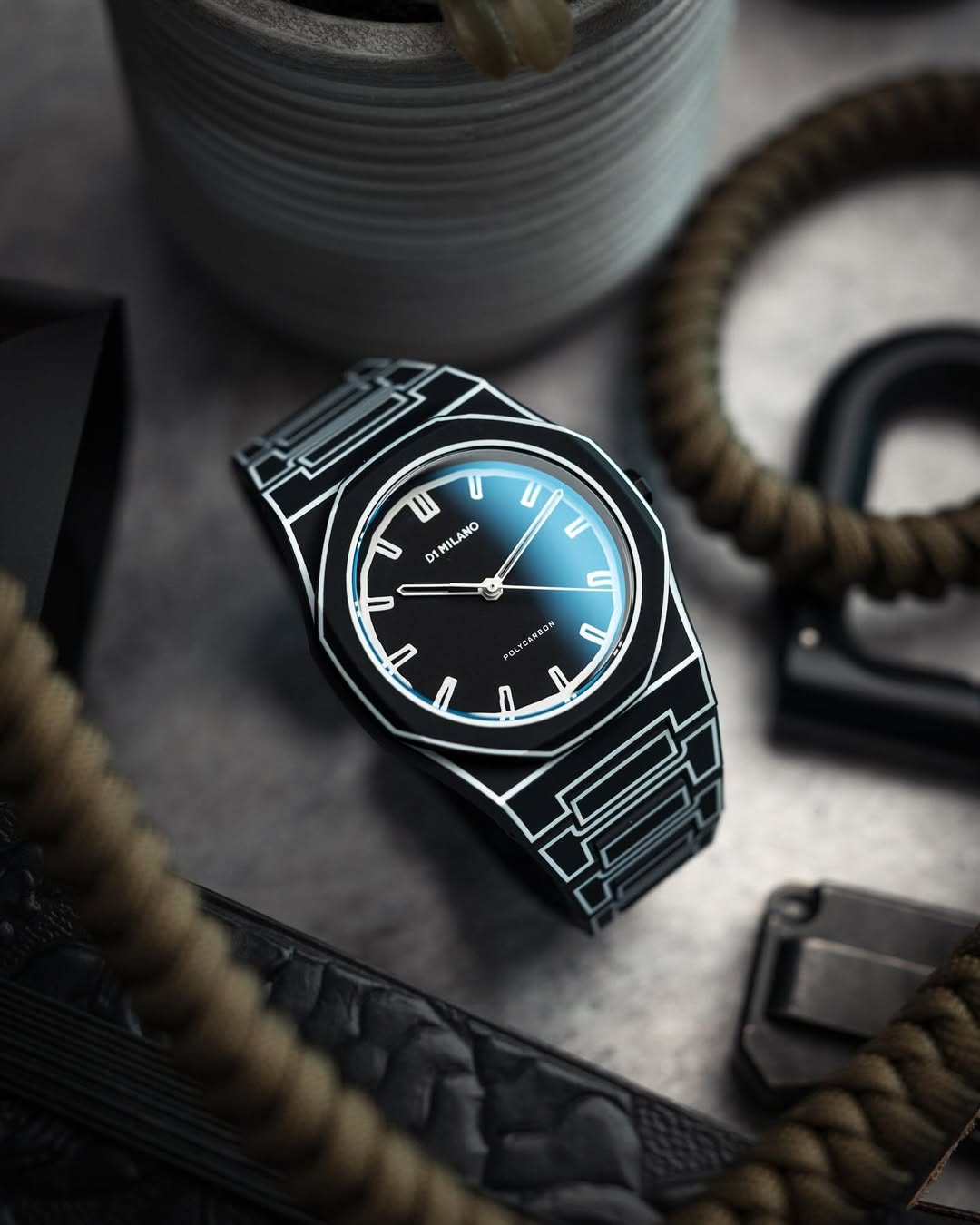 ساعة Carbon fiber اللون الاسود خطوط بيضاء _ offer + جهاز ظبط الستراب