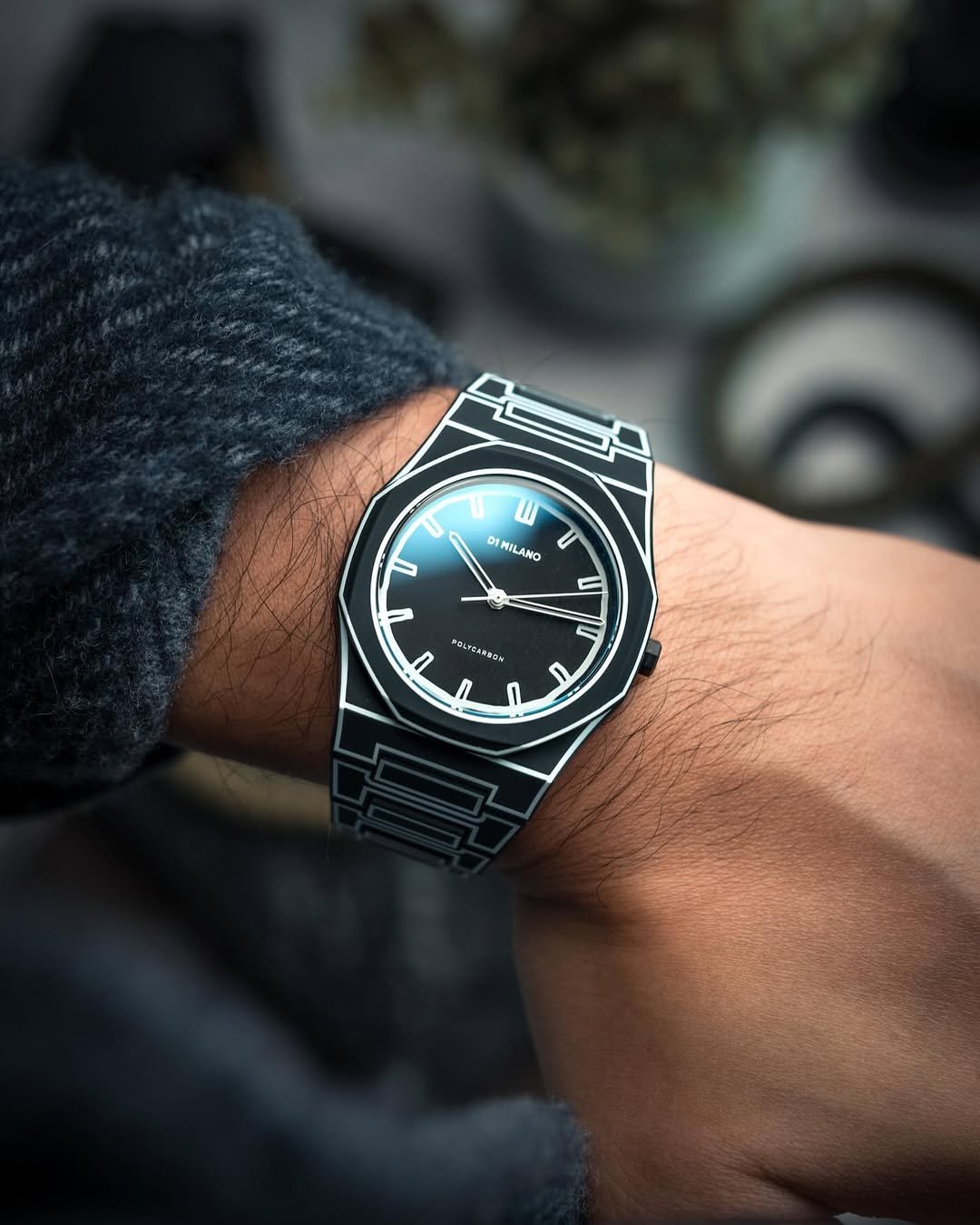 ساعة Carbon fiber اللون الاسود خطوط بيضاء _ offer + جهاز ظبط الستراب