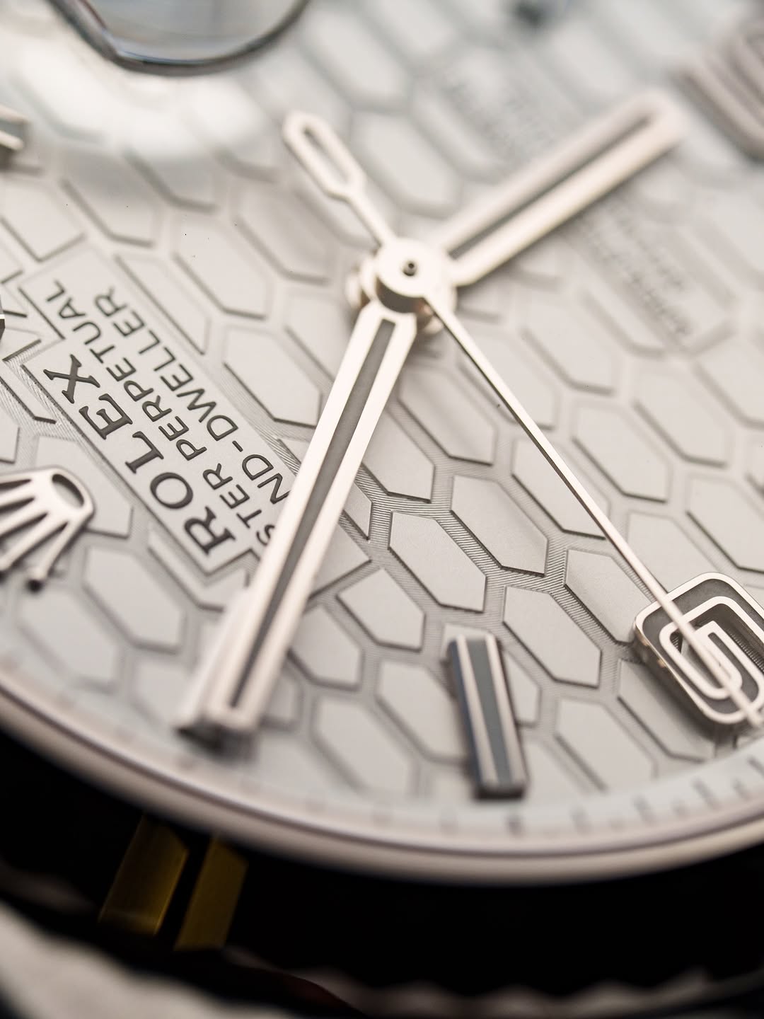 ساعة Rolex-Style Land Dollar Silver لون سيلفر مينا ابيض وسماوي _حركة سحاب ظهر شفاف