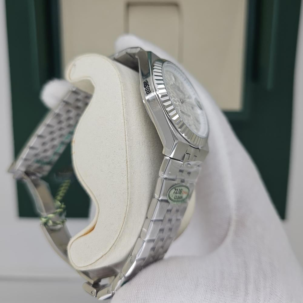 ساعة Rolex-Style Land Dollar Silver لون سيلفر مينا ابيض وسماوي _حركة سحاب ظهر شفاف