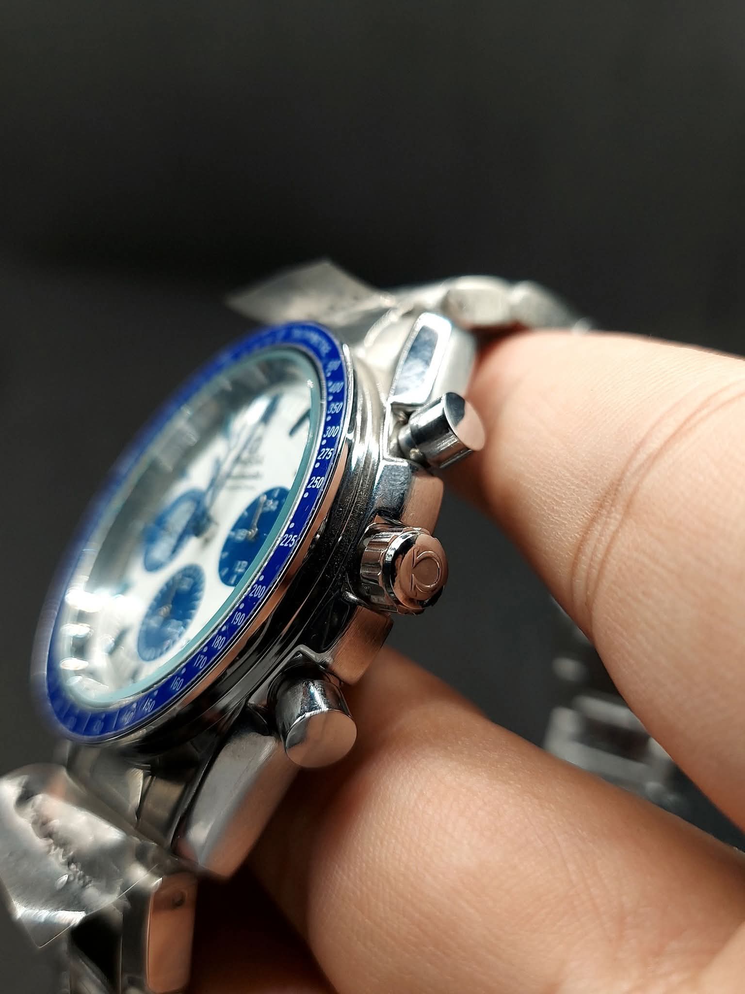 ساعة Omega Chronograph Watch عدادات تعمل لون سيلفر ميناء ابيض في ازرق