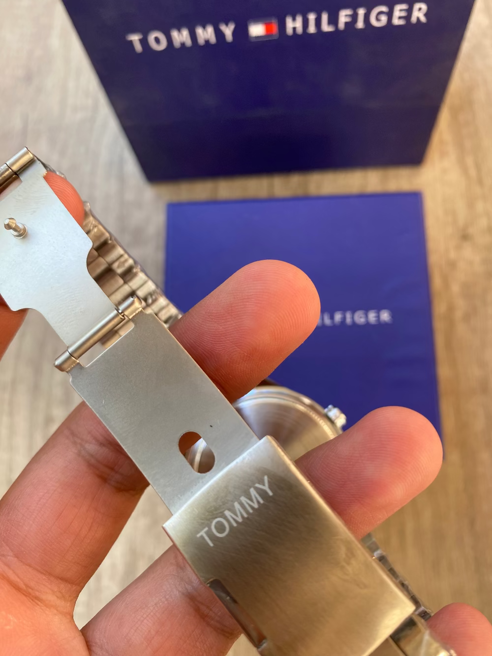 ساعة Tommy Hilfiger Stainless Steel لون سيلفر ميناء سيلفر واسود