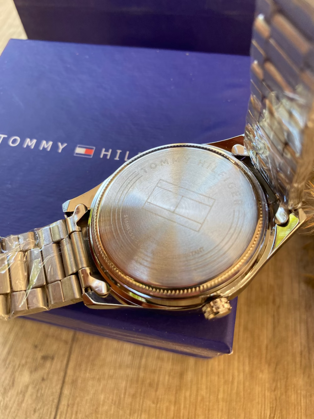 ساعة Tommy Hilfiger Stainless Steel لون سيلفر ميناء سيلفر واسود