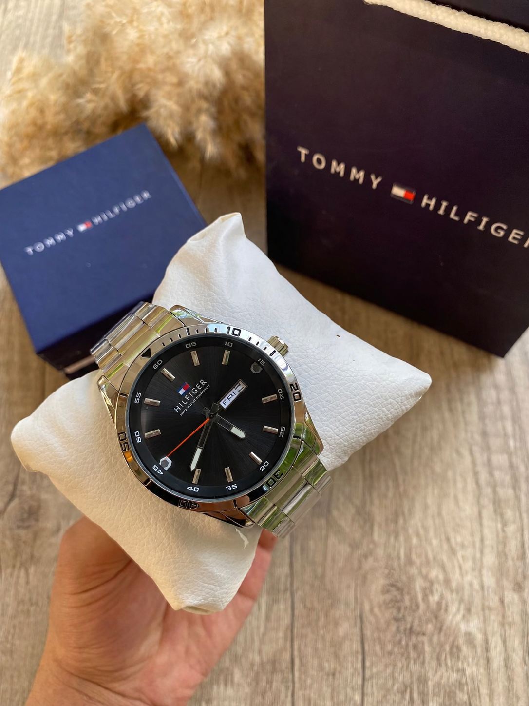 ساعة Tommy Hilfiger Stainless Steel لون سيلفر ميناء سيلفر واسود