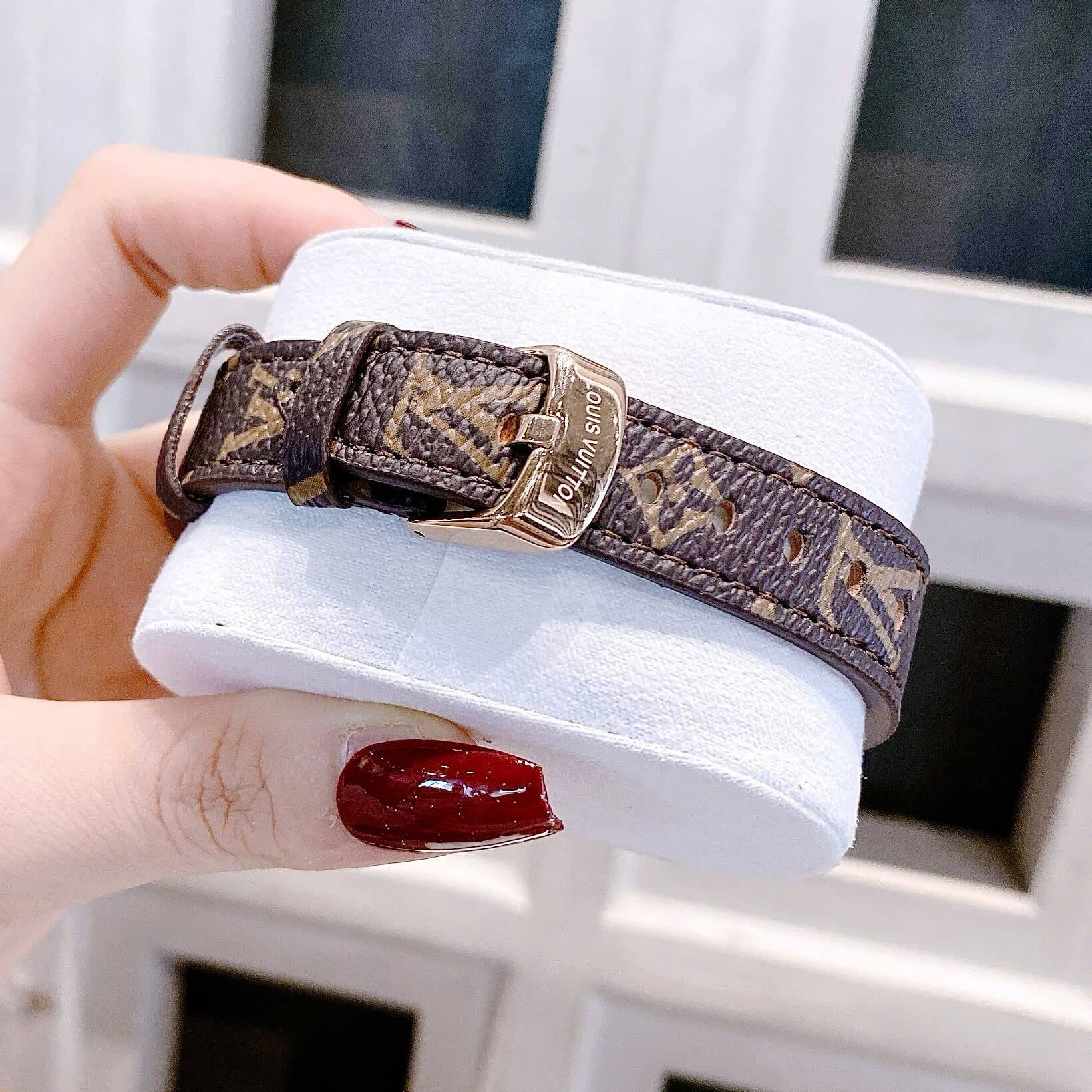 ساعة Louis Vuitton Women’s Leather Watch عدادت شغالة