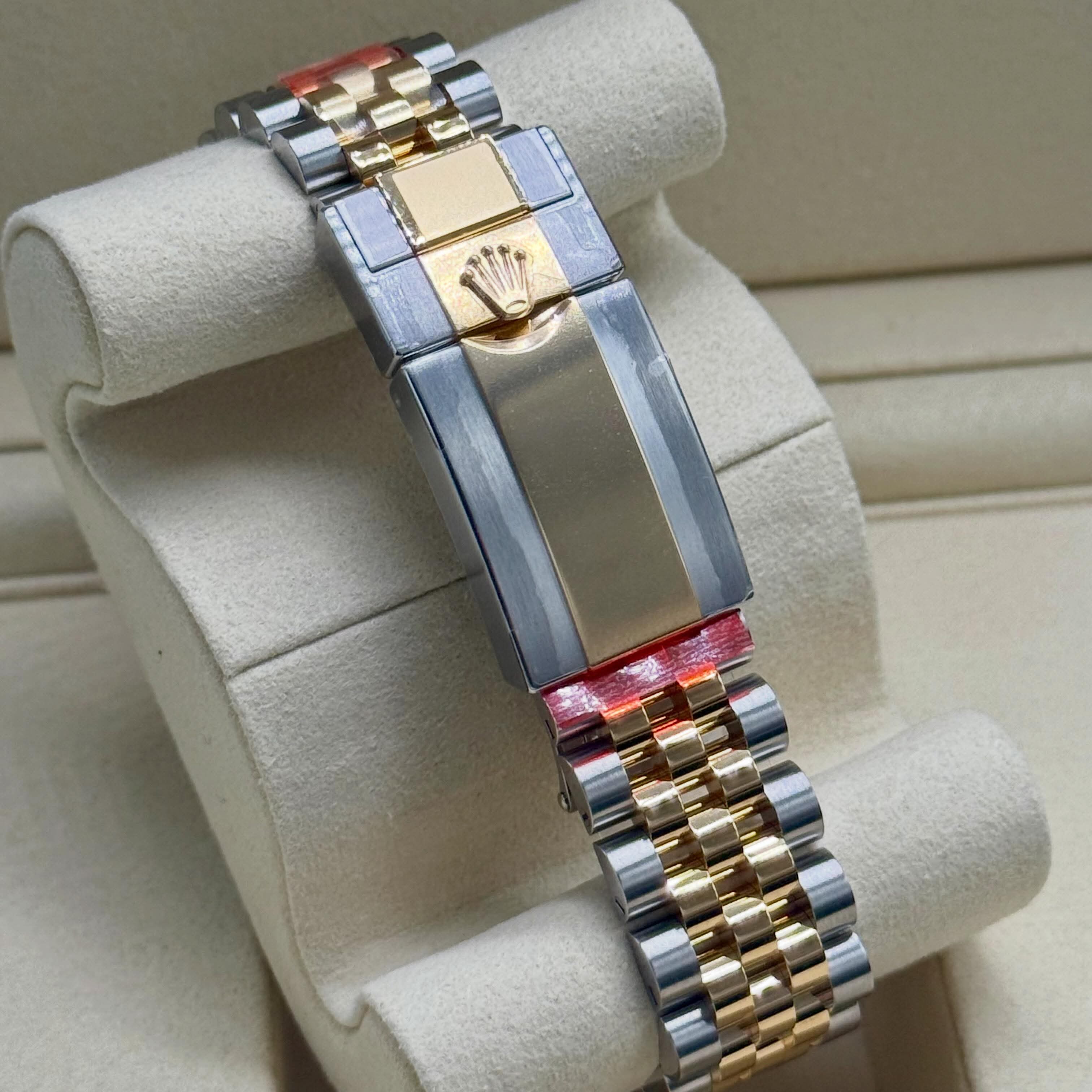 ساعة Rolex Oyster Day-Date بها 2 نتيجة اوستيك سيلفر في جولد ميناء اخضر