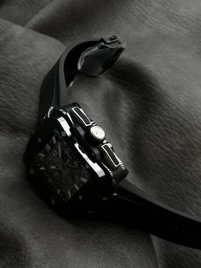 ساعة Hublot Square Rubber Strap  – Date Display لون اسود بالكامل 