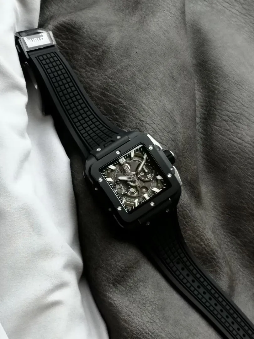 ساعة Hublot Square Rubber Strap  – Date Display لون اسود بالكامل 
