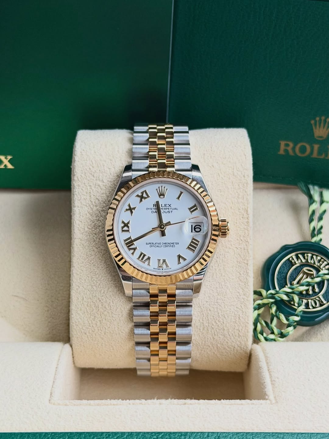 ساعة Rolex Datejust Oyster Watch –  Roman Dial with Date اوستيك سيلفر دهبي ميناء ابيض ارقام لاتيني