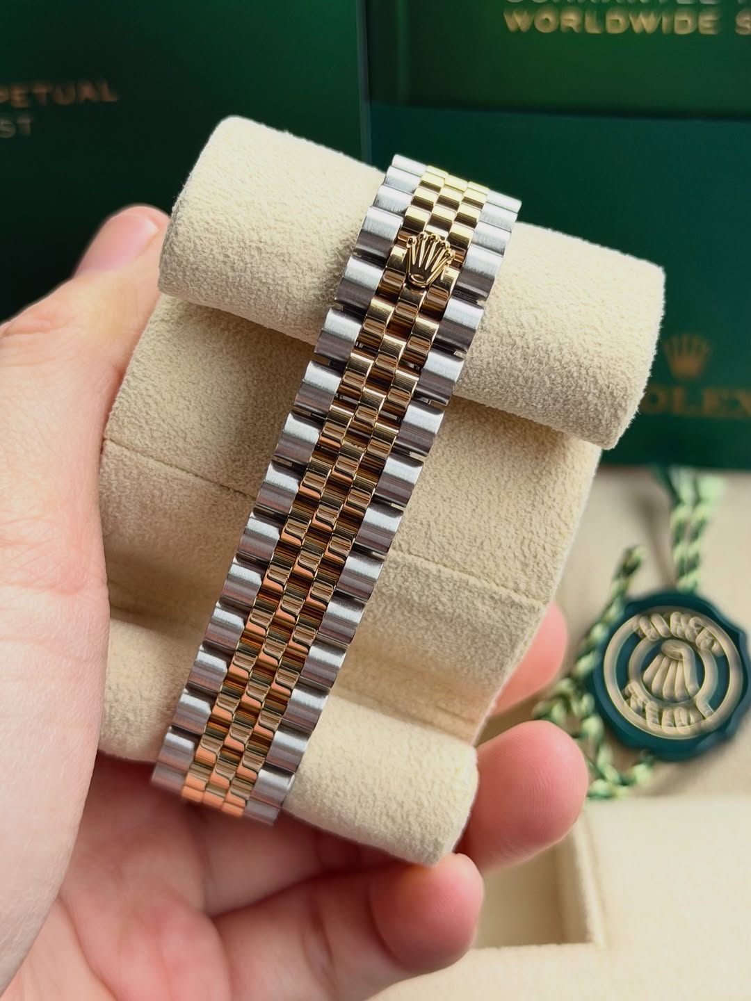 ساعة Rolex Datejust Oyster Watch –  Roman Dial with Date اوستيك سيلفر دهبي ميناء ابيض ارقام لاتيني