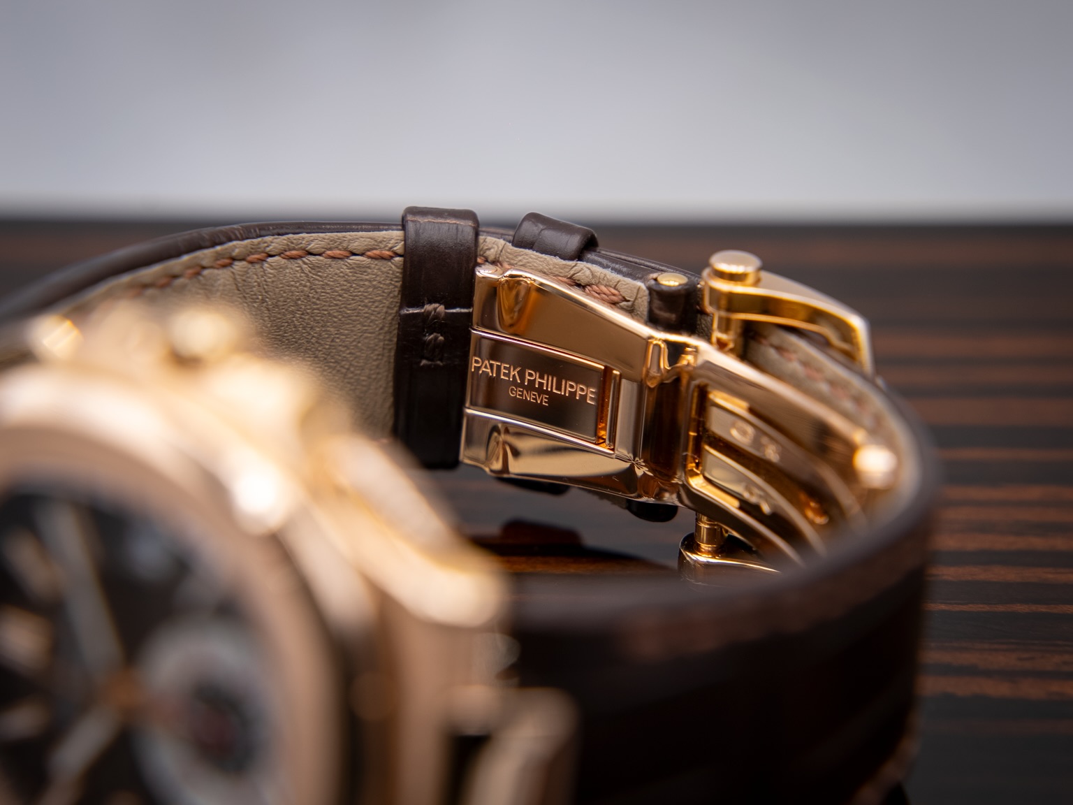 ساعة Patek Philippe Leather Watch – Dial with Date & Small Seconds ستراب بني لون ميناء ابيض واسود 