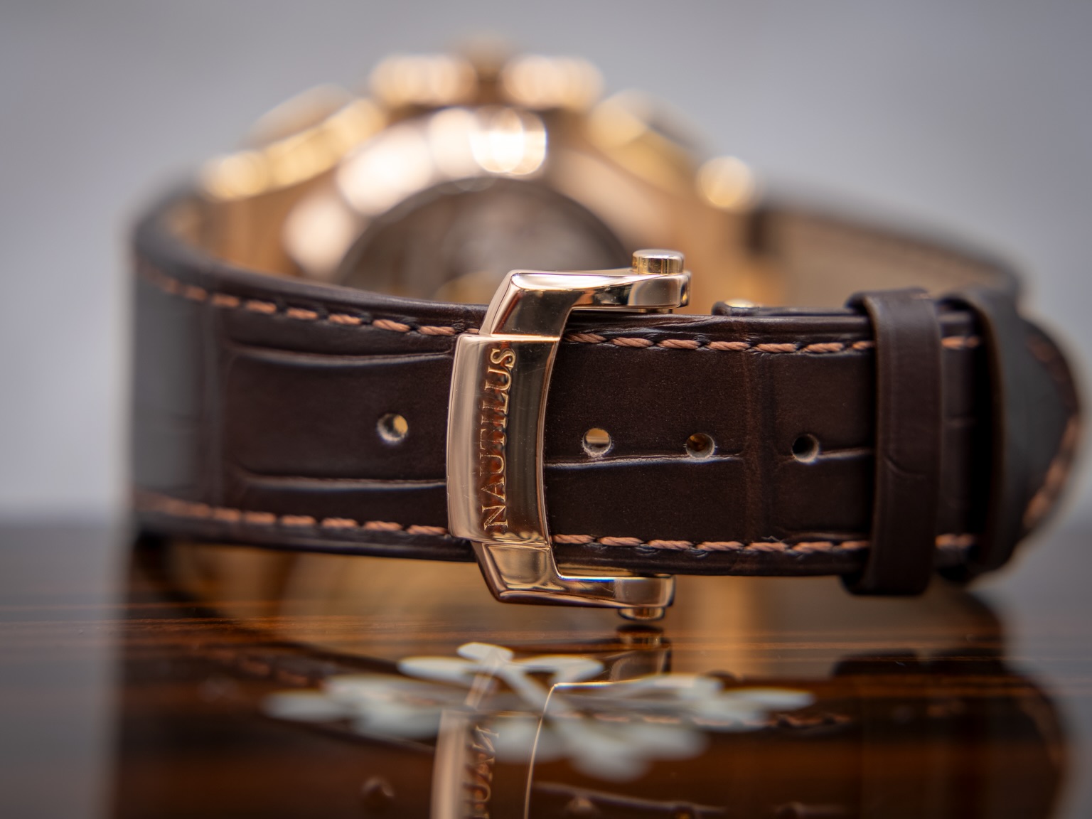 ساعة Patek Philippe Leather Watch – Dial with Date & Small Seconds ستراب بني لون ميناء ابيض واسود 