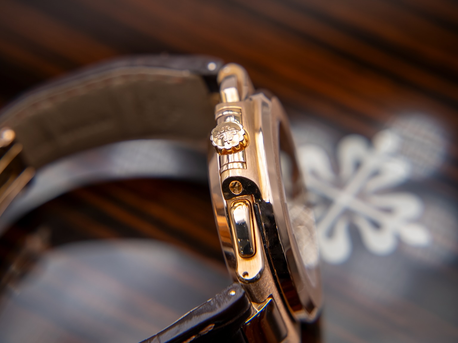 ساعة Patek Philippe Leather Watch – Dial with Date & Small Seconds ستراب بني لون ميناء ابيض واسود 