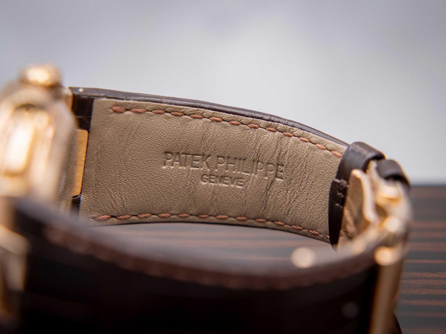 ساعة Patek Philippe Leather Watch – Dial with Date & Small Seconds ستراب بني لون ميناء ابيض واسود 