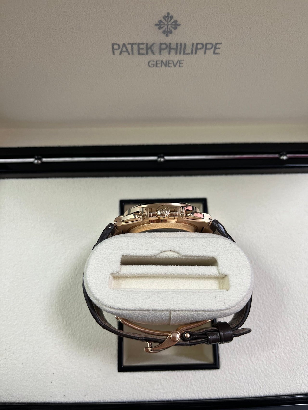 ساعة Patek Philippe Leather Watch – Dial with Date & Small Seconds ستراب بني لون ميناء ابيض واسود 