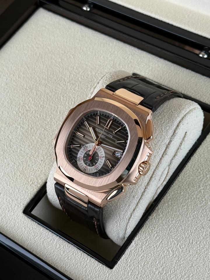 ساعة Patek Philippe Leather Watch – Dial with Date & Small Seconds ستراب بني لون ميناء ابيض واسود 