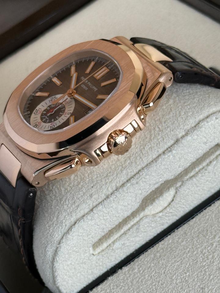 ساعة Patek Philippe Leather Watch – Dial with Date & Small Seconds ستراب بني لون ميناء ابيض واسود 