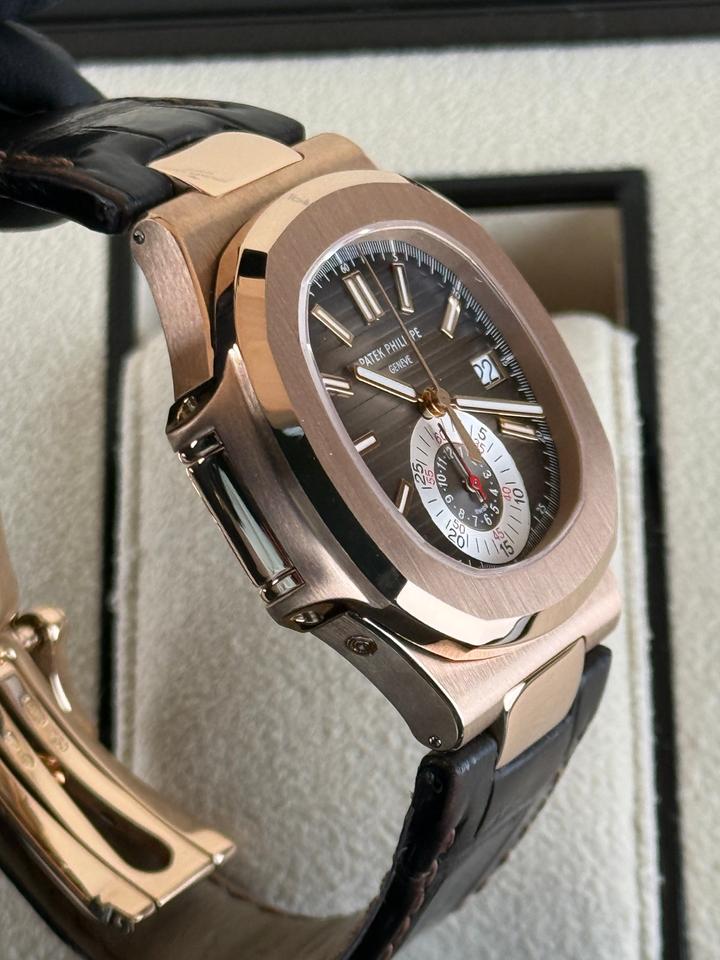 ساعة Patek Philippe Leather Watch – Dial with Date & Small Seconds ستراب بني لون ميناء ابيض واسود 