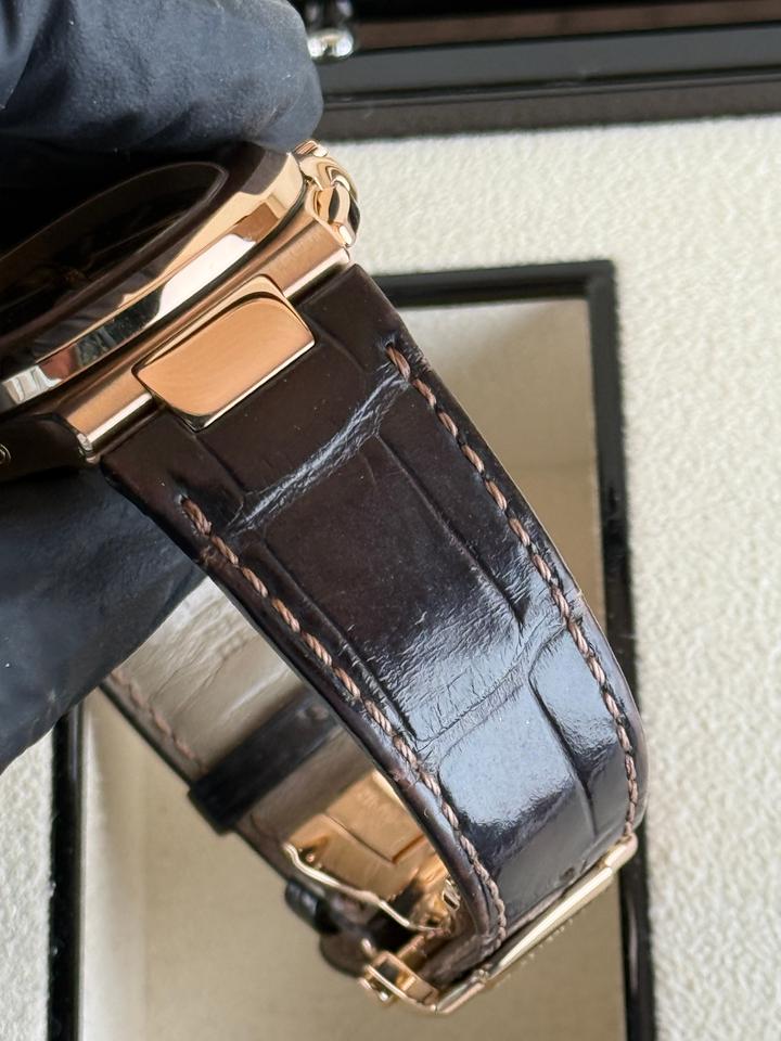 ساعة Patek Philippe Leather Watch – Dial with Date & Small Seconds ستراب بني لون ميناء ابيض واسود 