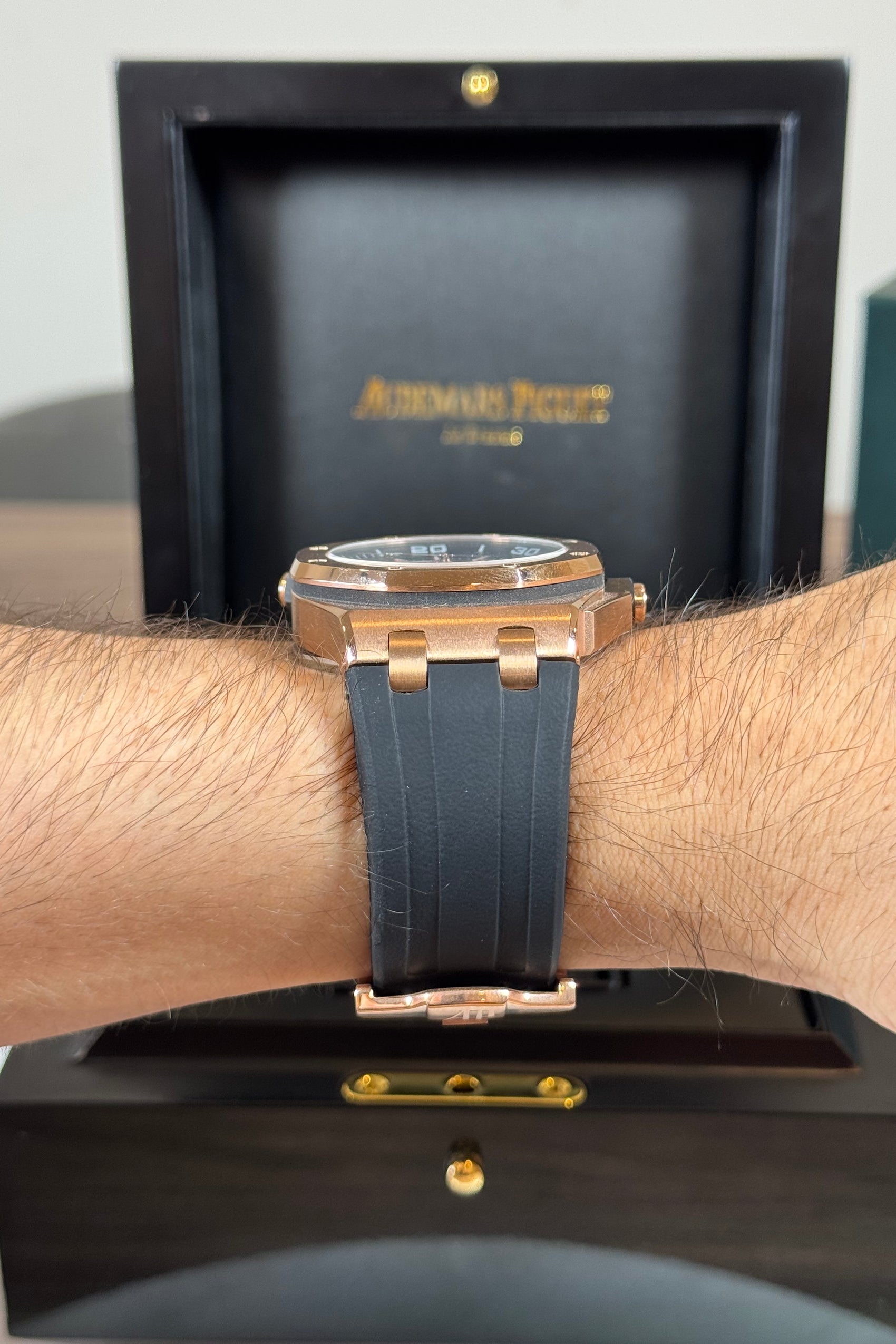 ساعة Audemars Piguet Rubber Strap Watch – Black Dial Rose Gold Bezel with Date
