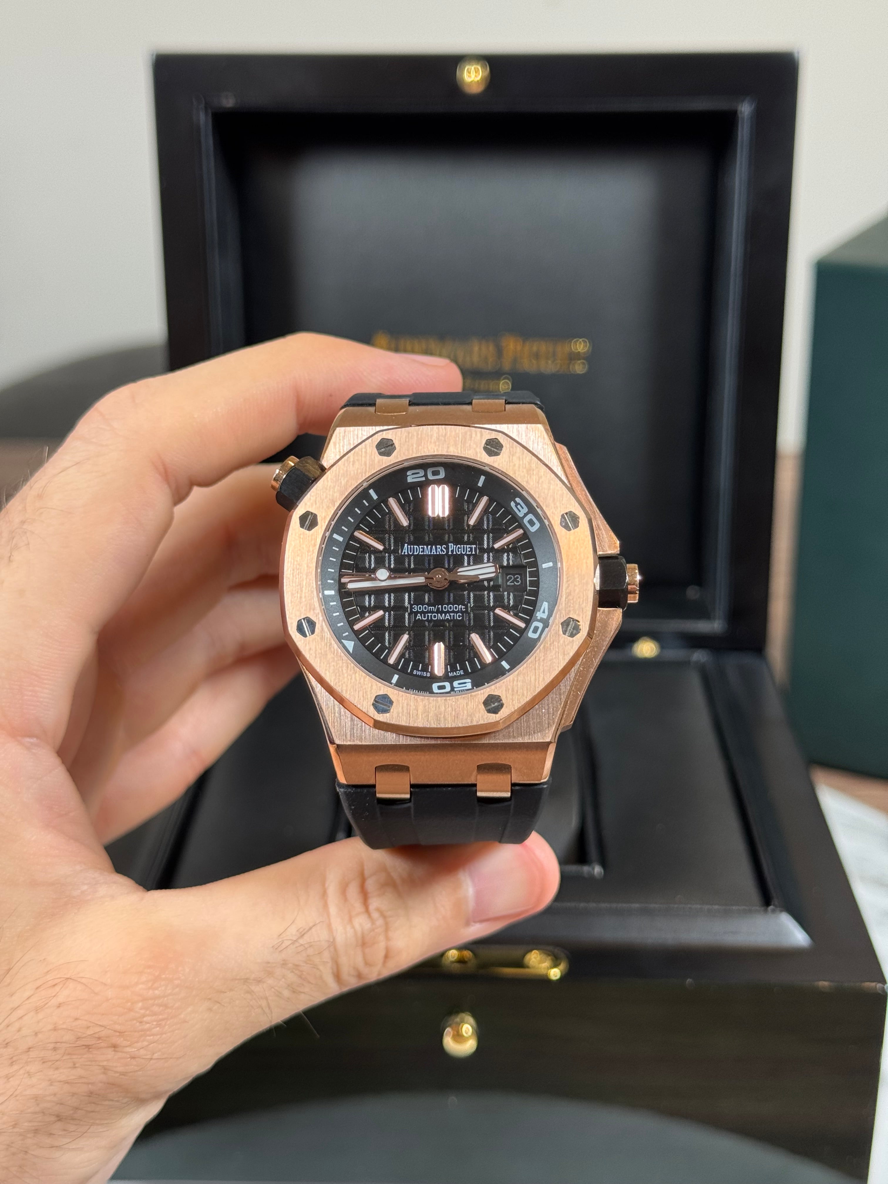 ساعة Audemars Piguet Rubber Strap Watch – Black Dial Rose Gold Bezel with Date