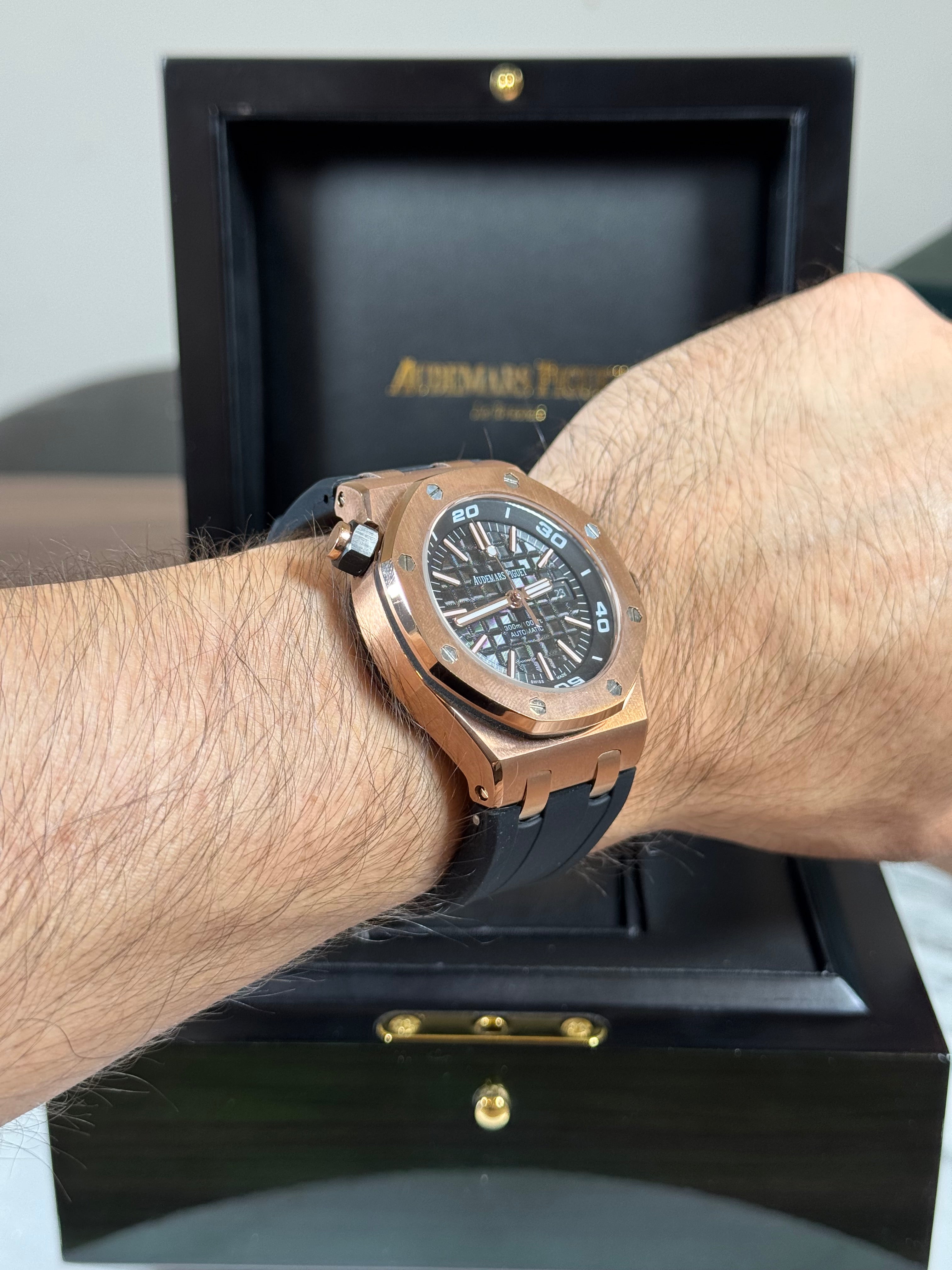 ساعة Audemars Piguet Rubber Strap Watch – Black Dial Rose Gold Bezel with Date