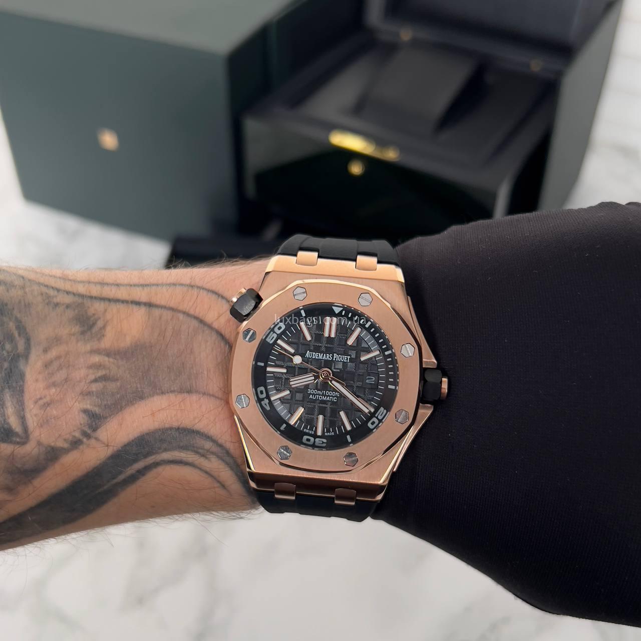 ساعة Audemars Piguet Rubber Strap Watch – Black Dial Rose Gold Bezel with Date