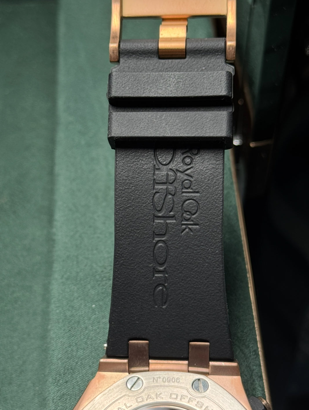 ساعة Audemars Piguet Rubber Strap Watch – Black Dial Rose Gold Bezel with Date