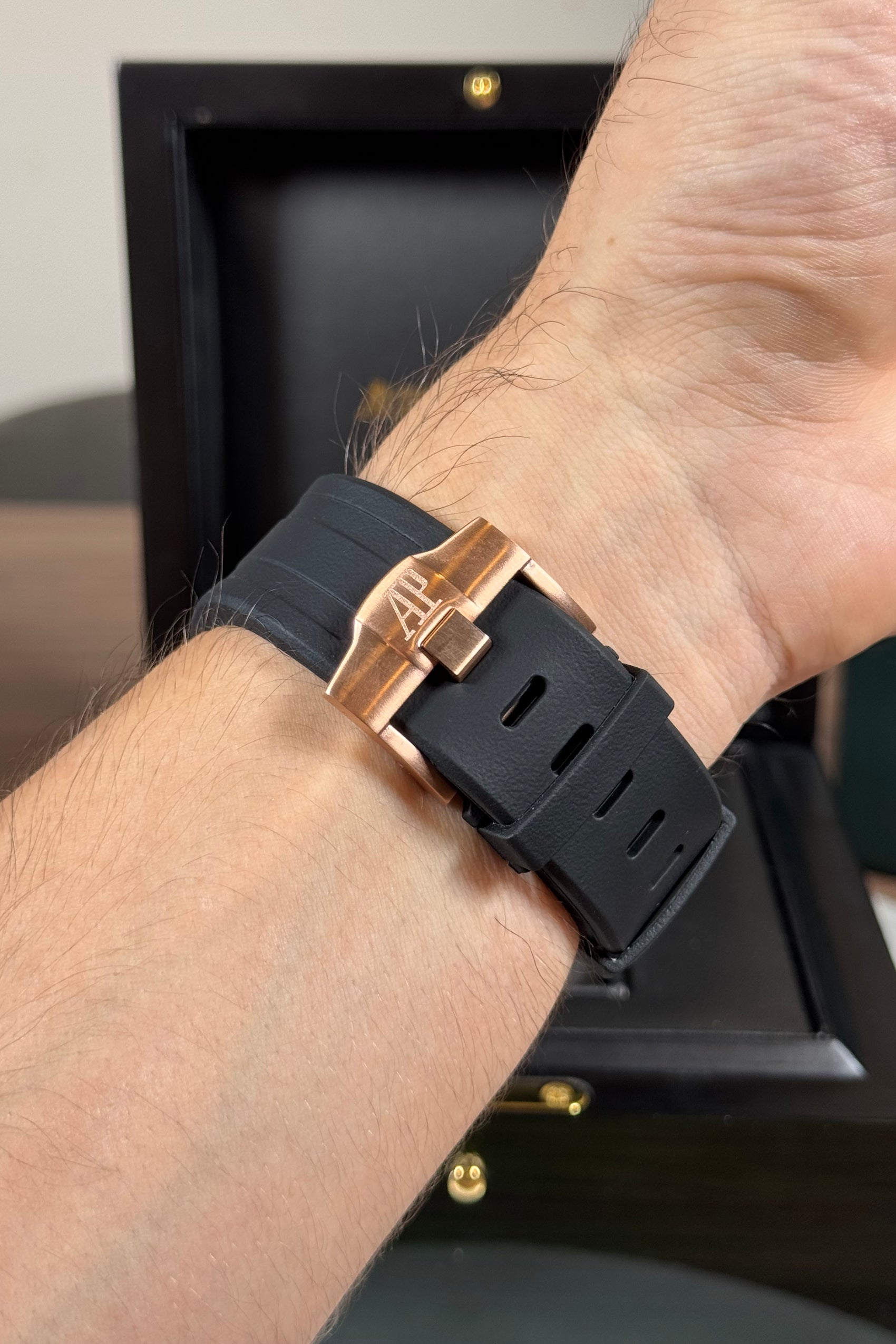 ساعة Audemars Piguet Rubber Strap Watch – Black Dial Rose Gold Bezel with Date