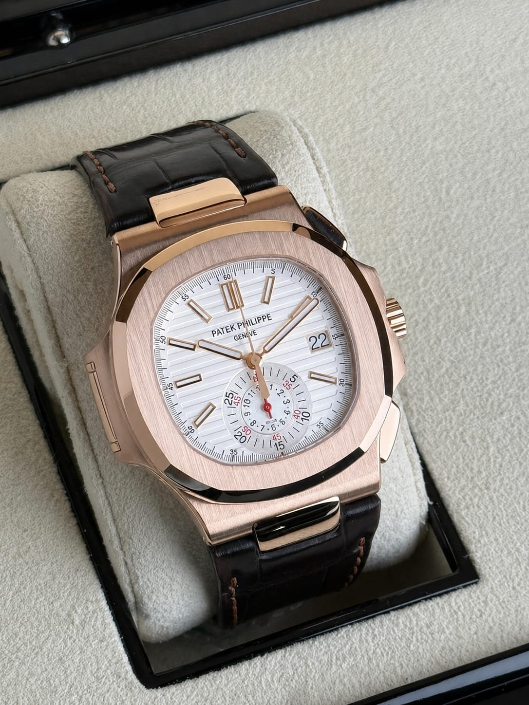 ساعة Patek Philippe Leather Watch – Dial with Date & Small Seconds ستراب بني لون ميناء ابيض واسود 