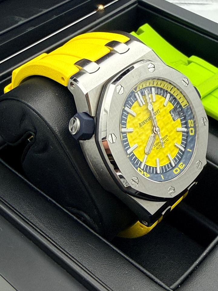 ساعة Audemars Piguet Rubber Strap Watch – Fluorescent Yellow with Date