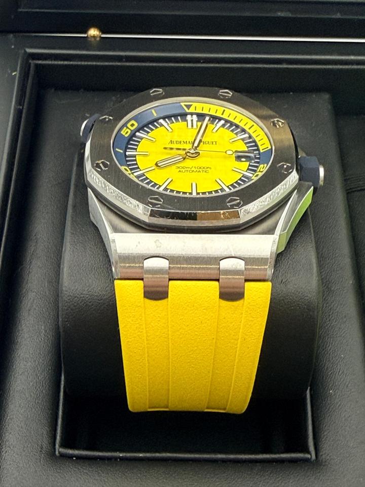 ساعة Audemars Piguet Rubber Strap Watch – Fluorescent Yellow with Date