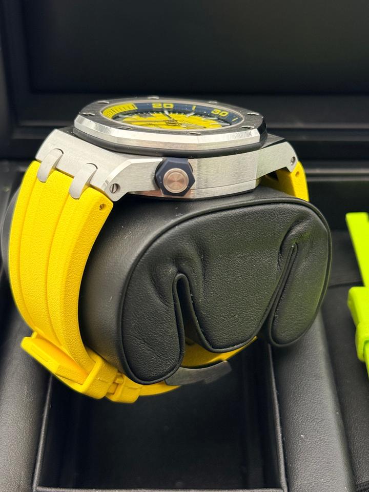 ساعة Audemars Piguet Rubber Strap Watch – Fluorescent Yellow with Date