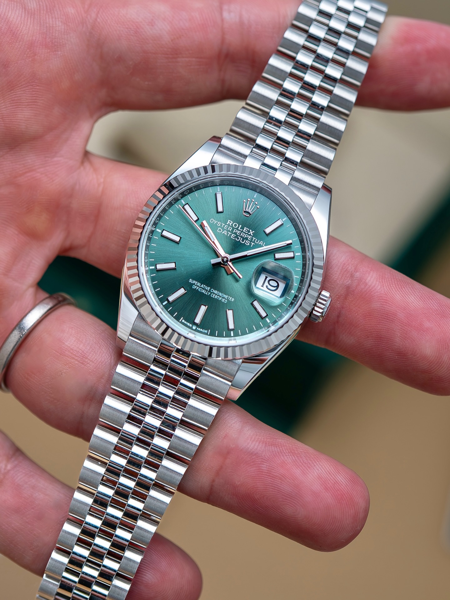 ساعة Rolex Datejust Men’s Watch شروط من الداخل سيلفر_مينا اسود وازرق واخضر وسيلفر _ ظهر شفاف