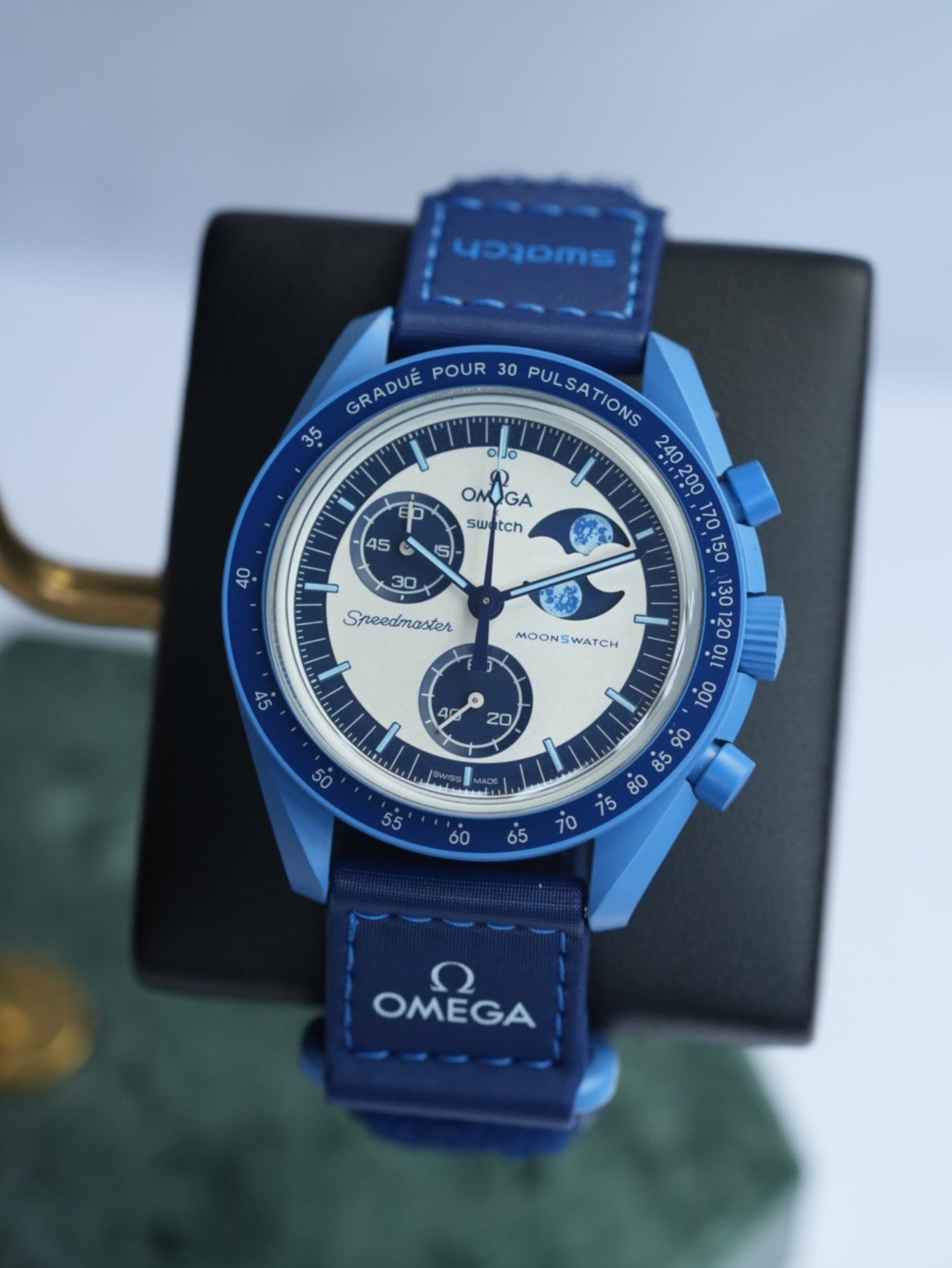 ساعة Omega x Swatch Chronograph لون اسود وازرق