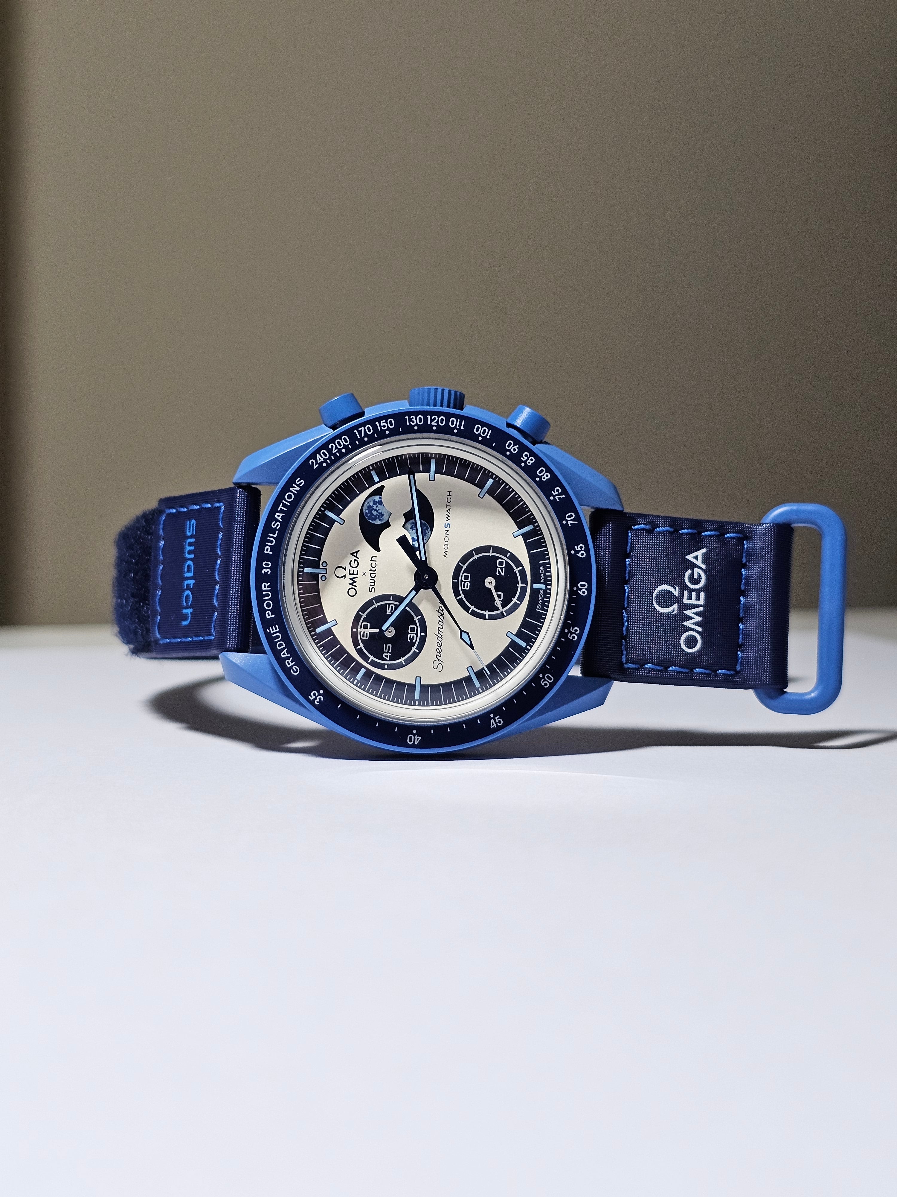 ساعة Omega x Swatch Chronograph لون اسود وازرق