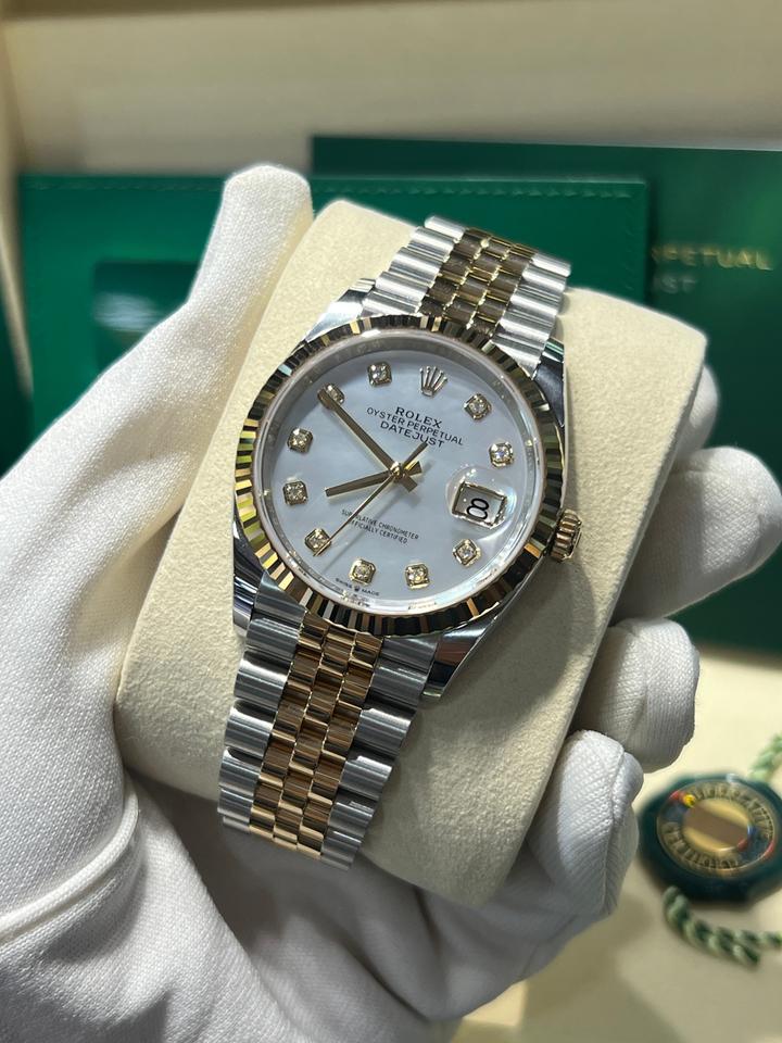 ساعة Rolex man-Datejust  اطار شروط ميناء فصوص  لون سيلفر_جولد ميناء اسود وميناء ابيض 