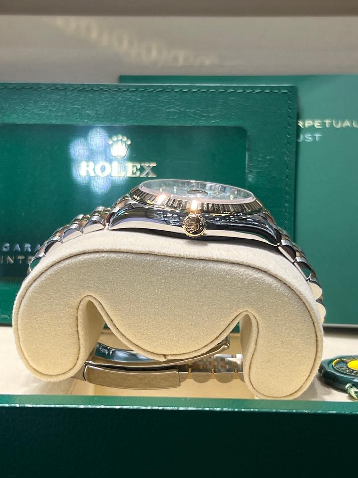 ساعة Rolex man-Datejust  اطار شروط ميناء فصوص  لون سيلفر_جولد ميناء اسود وميناء ابيض 