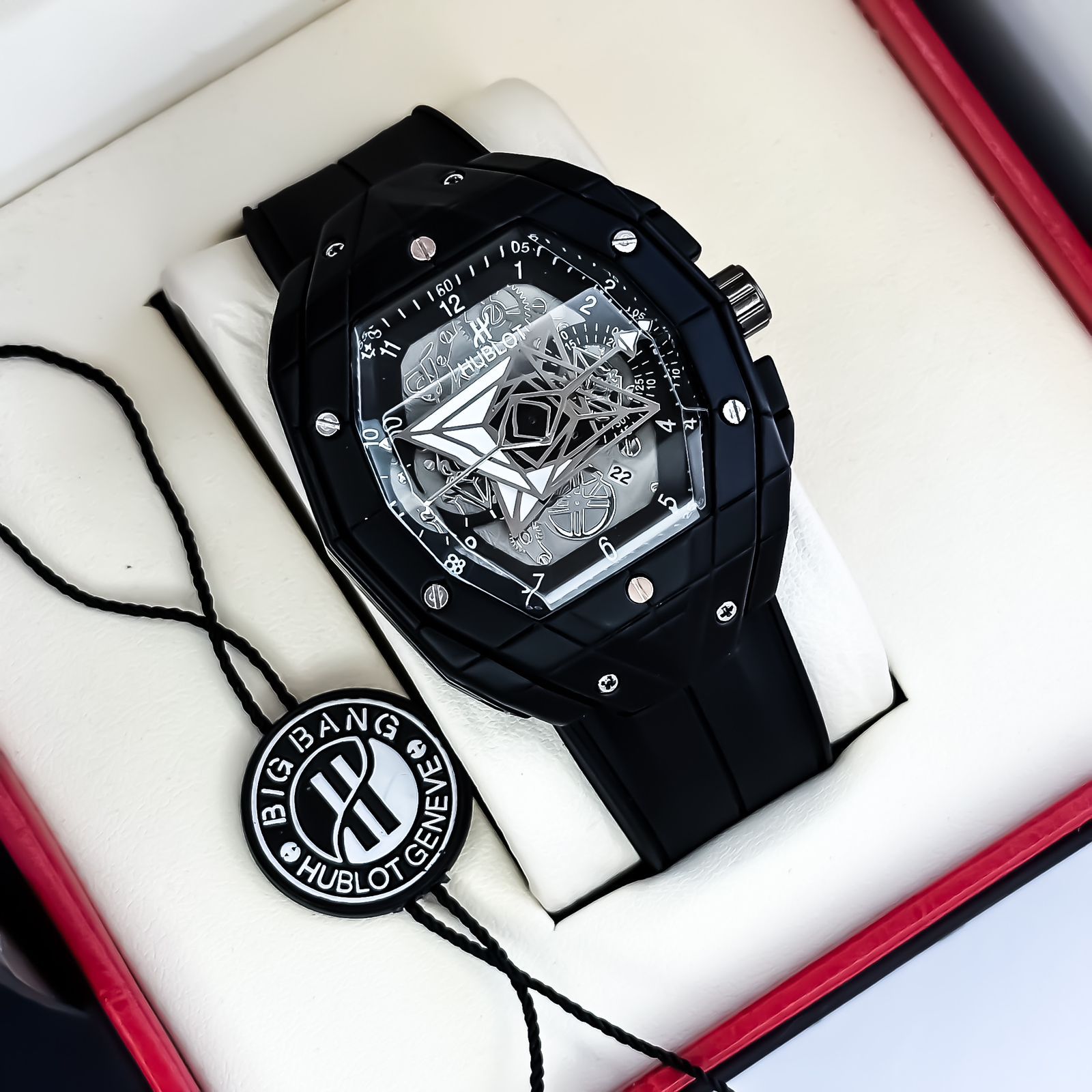 ساعة Hublot Rubber Strap Watch – Silver Dial with Date الشكل الدائري 