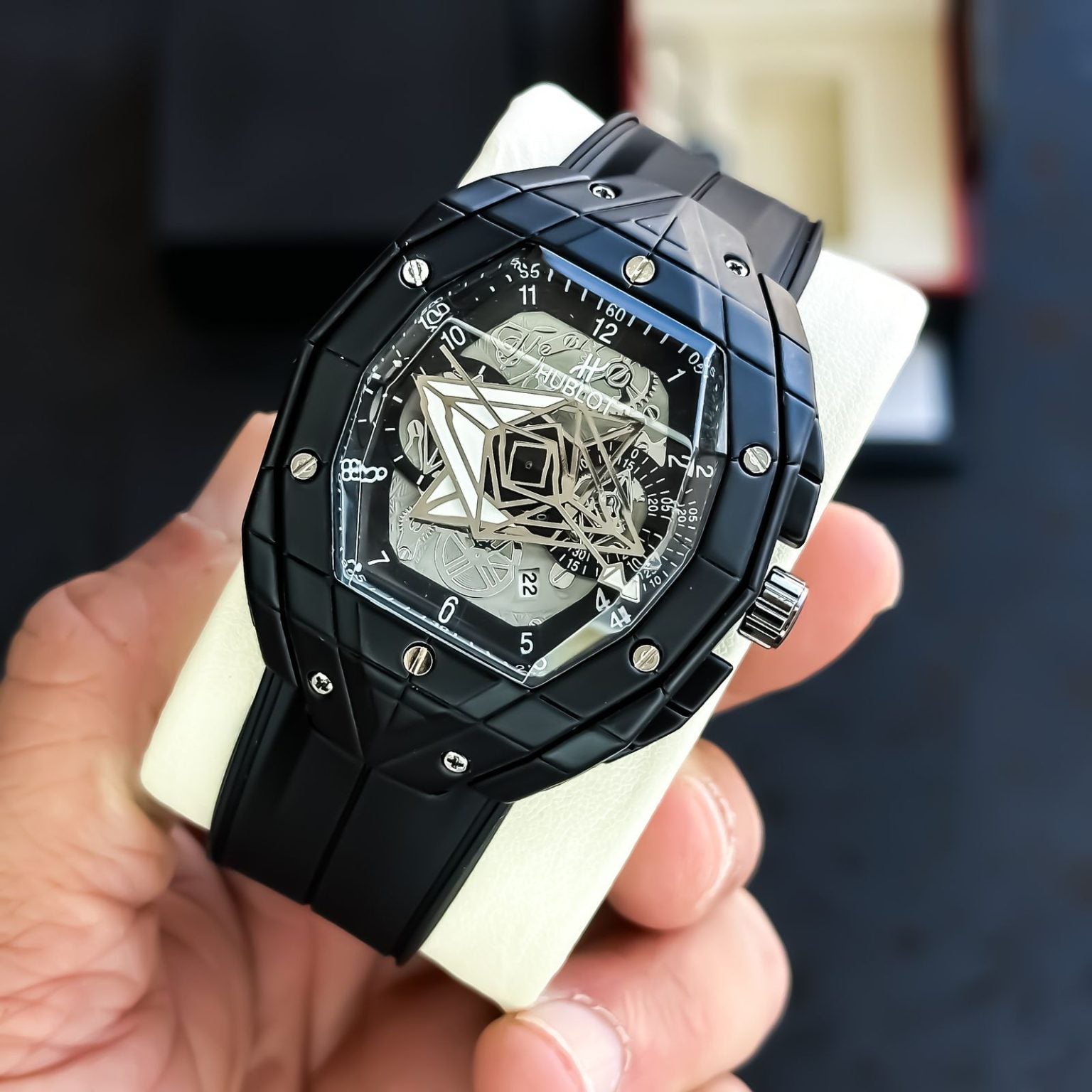 ساعة Hublot Rubber Strap Watch – Silver Dial with Date الشكل الدائري 