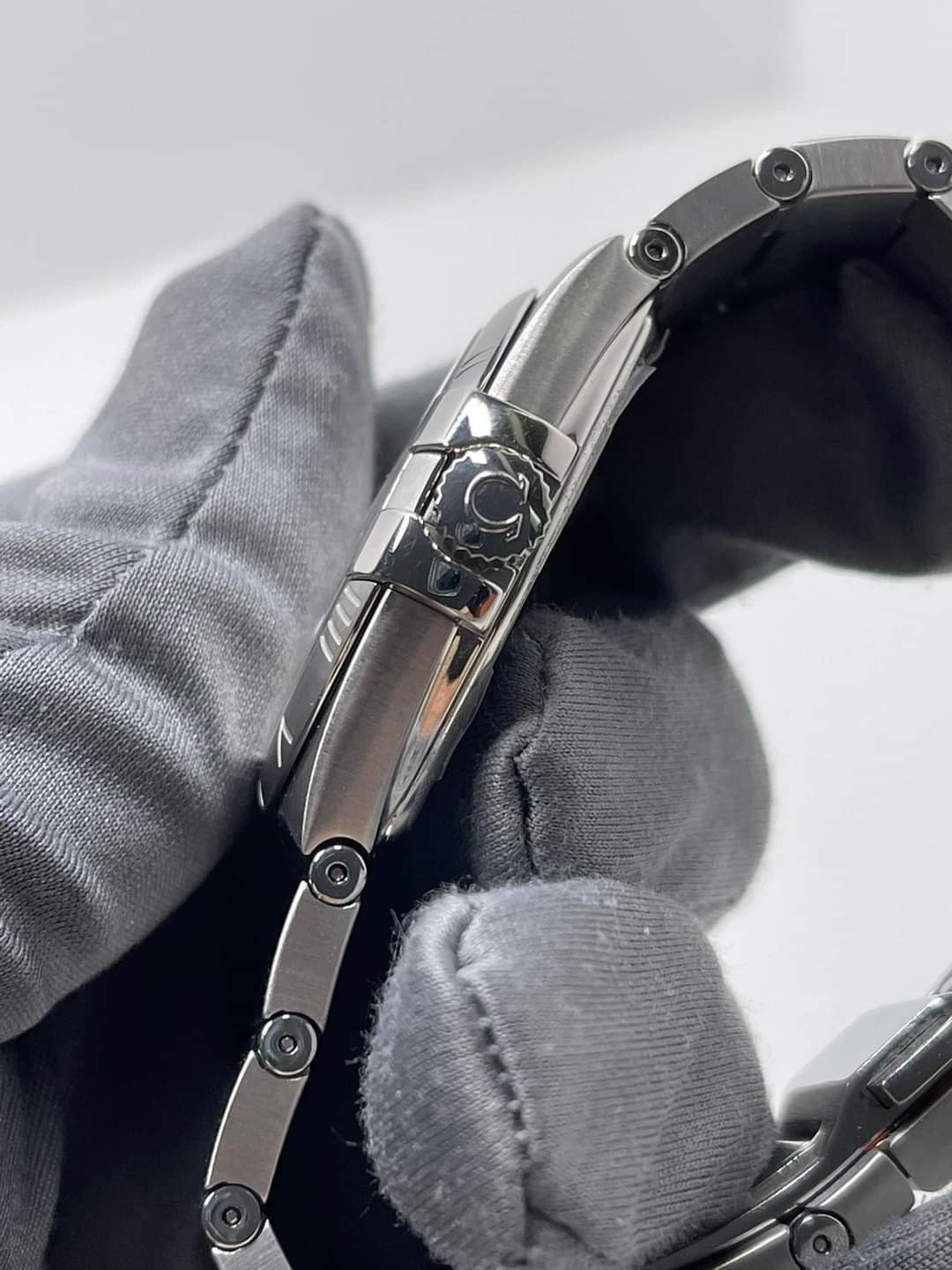 ساعة Omega Classic Vintage Watch – Silver Metal Bracelet with Date لون ميناء سيلفر واسود 