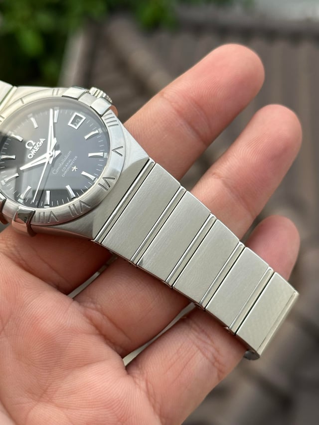 ساعة Omega Classic Vintage Watch – Silver Metal Bracelet with Date لون ميناء سيلفر واسود 